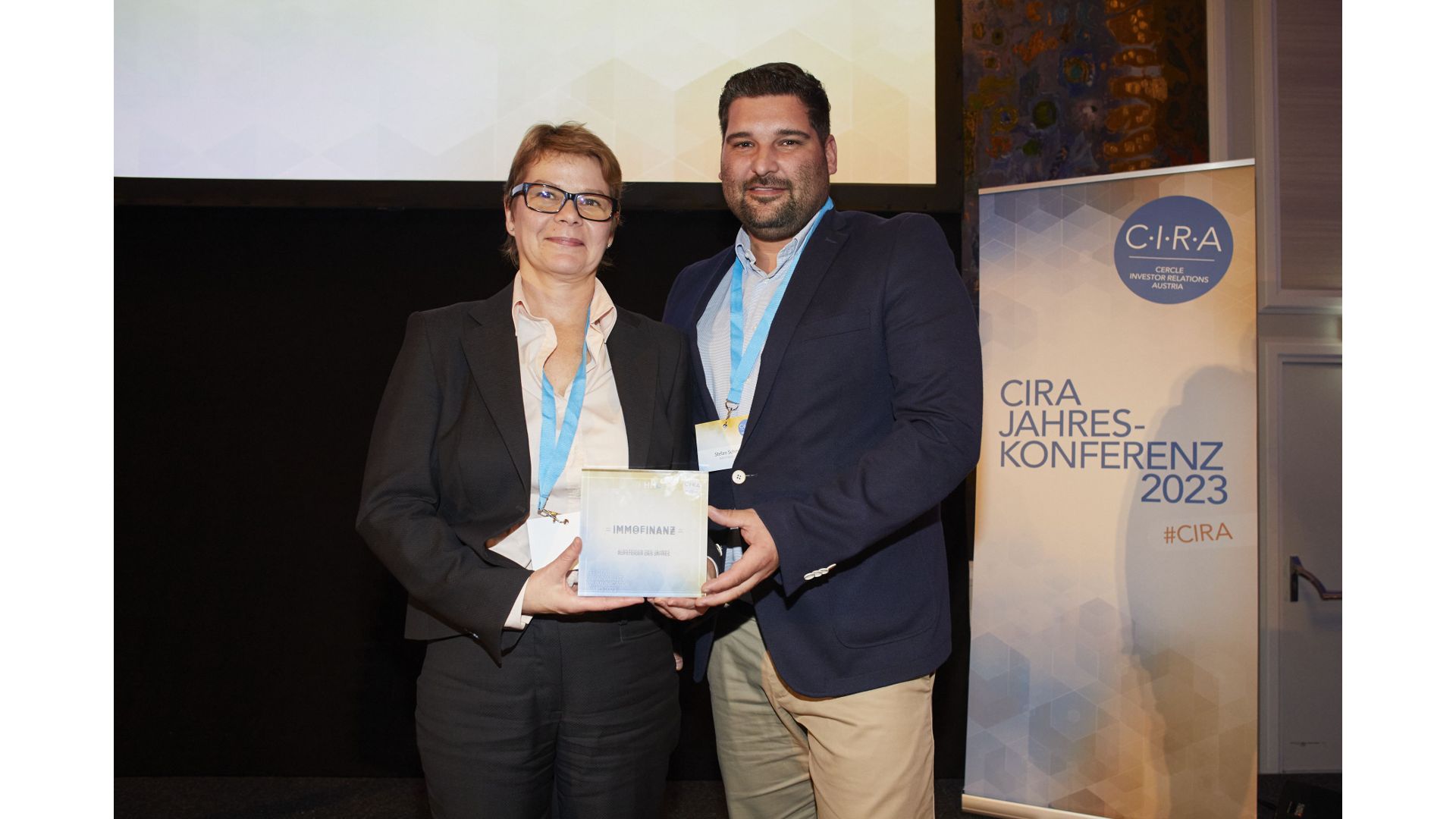 Photo(c)CIRA-APA-Fotoservice-Tesarek_CIRA-Jahreskonferenz-2023_v.l.n.r._Simone-Korbelius_Stefan-Schmid_AFCA-Award